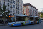Iveco Urbanway Gelenkbus hält gegenüber dem Bahnhof auf dem Städtischen Busbahnhof an seiner Haltestelle.