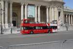 Am 15.07.2009 steht in Paris vor dem Grand Palais dieser rote offene Stadtrundfahrtbus der Gesellschaft  Les cars rouges .