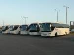 04.05.11,Transferbusse vor dem Flughafen Heraklion/Kreta.