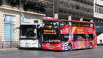 Ein Baracanis Sightseeing Bus passiert am 6.3.2020 nahe dem Hadrian Tor in Athen einen Mercedes Tourismo Reisebus.