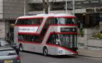 Mal nicht in dem bekannten Londoner rot!!!  Ein Bus von London United in sehr gefälliger Lackierung war am 20.03.2014 auf der Linie 9 in London unterwegs.