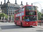 Ein Travel-London Doppelstockbus auf der Linie 211 nach Hammersmith in der Nhe vom Big Ben.