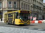 Neben den (zu bezahlenden) Cardiff Bussen, verkehren in Stadtzentrum auch noch gelbe Gratis Busse, hier zweigt gerade eienr in die St Mary Street ein.