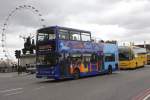 Vor dem London Eye ist dieser Sightseeing Bus am 12.3.2014 unterwegs.