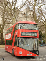 Ein Wright NB4L New Routemaster (LT131) Februar 2015 vor dem Parlament in London