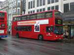 Ein East London Doppelstockbus auf der Linie 15 nach Blackwall in der Oxford Street.