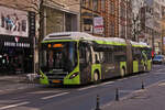 SL 3449, Volvo Hybrid Gelenkbus von Sales Lentz, gesehen in den Straßen der Stadt Luxemburg. 04.2024 