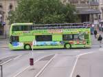 Ein weiterer Bus (Hop On Hop Off) kommt am Bahnhof Luxemburg von einer Stadtrundfahrt zurck.