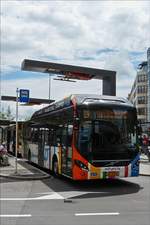 MZ 8497, Volvo 7900 Hybrid, nachdem die Stromspeisung getrennt wurde kann der Bus die Fahrt auf seiner Linie durch Stadt Luxemburg fortsetzen.  30.06.2017