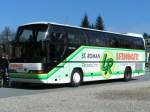 Neoplan-Bus eines Innviertler Reiseunternehmen lsst Fussballfan´s zusteigen, und wird diese nach Graz zum Bundesligaspiel Sturm-Ried bringen; Ried i.I.080315