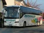 Volvo-Bus nimmt Schler am Bhf. RIED i.I. auf; 080424