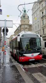 Akkubus der Wiener Linien an der Endhaltestelle Schwarzenbergplatz beim Ladevorgang. Nach der Betriebspause von rund 15 Minuten fhrt er als 2A weiter. Diese Busse haben eine Reichweite von 150 km und werden auf den Linien 2A und 3A eingesetzt.(25.3.2013)