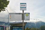 Haltestelle Tivoli Stadion in Innsbruck, mit Zusatz für den Messe-Shuttle. Aufgenommen 4.10.2023.