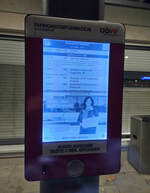 Haltestelle Braunau am Inn Bahnhof. Die Fahrgastinformation ist mit einer E-Papier-Anzeige ausgerüstet, um detailreiche Informationen darstellen zu können, mit dem Nachteil der langen Schaltzeiten beim Wechsel der Anzeige, im Vergleich zu LCD oder LED. Aufgenommen 14.11.2023.