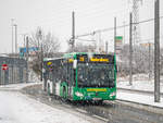 Graz. Am Vormittag des 02.12.2023 hat es in der steirischen Hauptstadt ordentlich geschneit – Wagen 9 von Grünerbus ist hier als Linie 78 beim Verlassen der Haltestelle Puntigam zu sehen.