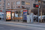 Bushaltestelle Luis-Zuegg-Straße Richtung Innenstadt der Innsbrucker Verkehrsbetriebe, mit Ticketautomat und Abfahrtsmonitor. Diese Haltestelle ist schon für die kommende Straßenbahn vorbereitet. Aufgenommen 29.3.2017.