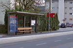 Bushaltestelle Luis-Zuegg-Straße Richtung Peerhofsiedlung/Allerheiligen der Innsbrucker Verkehrsbetriebe. Wegen Bauarbeiten für die Straßenbahnerweiterung ist diese Haltestelle vorübergehend verschoben. Aufgenommen 29.3.2017.