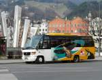 Dieser Mercedes Minibus hat Shuttle Dienst zum Alpenzoo, und wartet  an der Haltestelle Marktplatz in Innsbruck auf Fahrgste. 08.03.08.