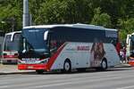 Setra S 515 HD, von Blaguss, verlässt soeben die Bushaltestelle am Schwedenplatz in Wien. 06.2023 