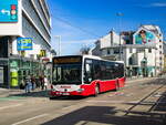 Wien. Der Wagen 90905 von Blaguss, ein Mercedes Citaro 2, ist hier am 16.02.2024 bei der Haltestelle Meidling Bahnhof zu sehen.