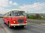 Der in den 70er Jahren  gebaute heutige Museumsbus 1679 vom Typ Jelcz am 30. April 2017 fährt durch die E. Estkowskiego in Poznań (Posen). Diese Museumsbus wird auf der Linie 100 vom  Nationalmuseum zum Neuen Zoo bzw. Altmarkt  eingesetzt.