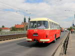 Nachschuß auf den historischen Bus der Linie 100 vom Typ Jelcz am 30. April 2017 fährt durch die E. Estkowskiego in Poznań (Posen).

