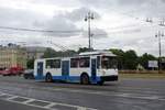 Russland / Bus Sankt Petersburg / Bus Saint Petersburg: Oberleitungsbus VZTM-5284, aufgenommen im Juli 2015 im Stadtgebiet von St.