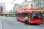 Serbien / Stadtbus Belgrad / City Bus Beograd (Београд): 
O-Bus Belkommunmasch (BKM) Niederflur - Wagen 2045 der Linie 41 an der Endhaltestelle Studentski trg (Студентски Трг) am Studenski-Park