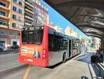 Mercedes-Benz Citaro O 530, Wagen 719, Baujahr 2016, Firma Masatusa, bedient die Haltestelle Puerta del Mar in Alicante mit Umsteigmöglichkeit zur Tramlinie L5 am 13.11.2023.