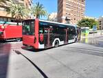 MAN Lion's City 12 E, Wagen 1054, Vectalia Mia, erreicht die Haltestelle Mercado - San Vicente als Linie 6 in Alicante am 10.04.2024.