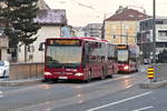 IVB Linie O Bus 423, gefolgt von einem weiteren Bus der Linie O, an der Haltestelle Höttinger Auffahrt in Innsbruck. Aufgenommen 15.12.2018.