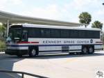 Motor Coach Industries (MCI) D4500 eingestellt beim Kennedy Space Center in Florida, Wagen # 39. Die Busse bringen die Besucher auf den Areal des Kennedy Space Center zu den verschiedenen Besichtigungspunkten. Aufgenommen wurde der Bus am 2. Oktober 2008.