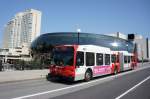 OC Transpo Ottawa (Stadtbus): Ein Gelenkbus des Herstellers New Flyer Industries, Wagennummer 6601 befhrt die Mackenzie King Bridge. Aufgenommen im August 2012.
