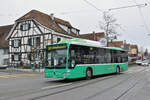 Mercedes Citaro 802, auf der Linie 33, fährt zur Haltestelle Allschwil Dorf.