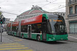 Hess Doppelgelenkbus 9101, auf der Linie 50, fährt am 22.04.2024 zur Endstation am Bahnhof SBB.