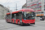 Volvo Hybrid Bus 889 ist mit der Fahrschule beim Bahnhof Bern unterwegs.