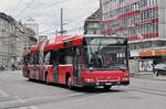 Volvo Bus 830, auf der Linie 10, fährt zur Haltestelle beim Bahnhof Bern. Die Aufnahme stammt vom 09.06.2017.
