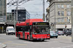 Volvo Bus 121, auf der Linie 21, verlässt die Haltestelle beim Bahnhof Bern. Die Aufnahme stammt vom 09.06.2017.