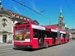 Volvo Bus 808, auf der Linie 12, fährt zur Haltestelle beim Bahnhof Bern.