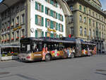 Volvo Bus 809 mit der Werbung für das Musical  Ewigi Liebi , auf der Linie 19, verlässt die Haltestelle beim Bundesplatz.
