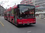 Volvo Bus 801, auf der Linie 17, fährt zur Haltestelle beim Bahnhof Bern.