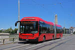 Volvo Hybridbus 881, auf der Linie 10, überquert die Kornhausbrücke. Die Aufnahme stammt vom 08.07.2022.