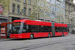 Hess Elektrobus 201, auf der Linie 17, bedient am 17.04.2023 die Haltestelle beim Bahnhof Bern.