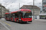 Volvo Hybridbus 877, auf der Linie 10, fährt am 17.04.2023 zur Haltestelle beim Bahnhof Bern.