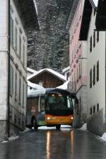 Ein MAN Lion´s Regio Postauto fährt auf dem Kurs 90.182 Bivio - Lenzerheide - Chur in das Nadelöhr von Mulengs ein.