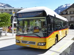 Postauto - Volvo 7700 Hybrid  BE 610541 bei den Bushaltestellen vor dem Bahnhof in Interlaken West am 06.05.2016