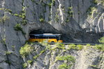 Ein Volvo 8700 Postauto auf dem Kurs 12.332 Deborence - Aven - Sion in der Tunnelstrcke an der Steilkannte über dem Val di Lizerne; 06.08.2016