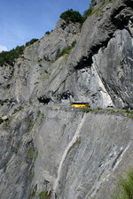 Ein Volvo 8700 Postauto auf der Linie 12.332 Deborence - Aven - Sion an der Steilkante über dem Val di Lizerne; 06.08.2016