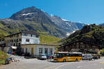 Der Postbus hält kurz beim Hotel Steingletscher und setzt dann seine Fahrt bergwärts fort über den Sustenpass. Aufnahme während Velotour, 16. Aug. 2011, 14:25
