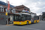 Mercedes Citaro der Post, auf der Linie 102, wartet am 07.04.2023 an der Haltestelle beim Bahnhof Interlaken Ost.